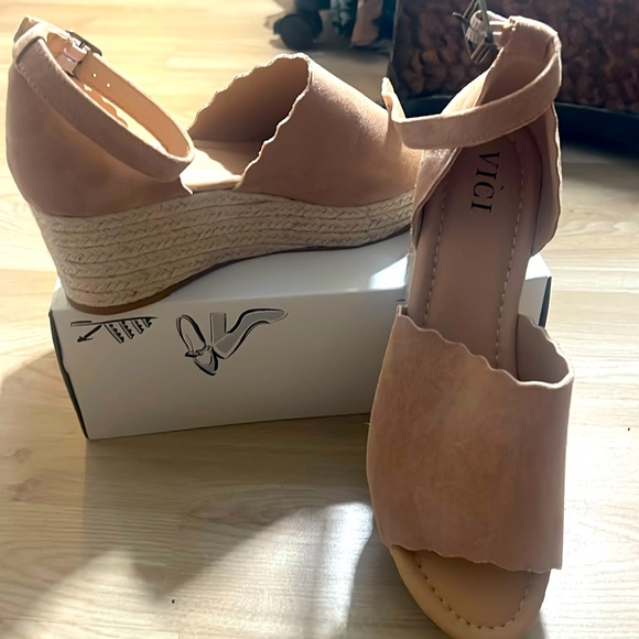 Tan Sandals Size 7.5. In like new condition. - Picture 1 of 3